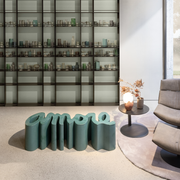 Giò Colonna Romanon suunnittelema sulavalinjainen AMORE OCEAN design penkki.