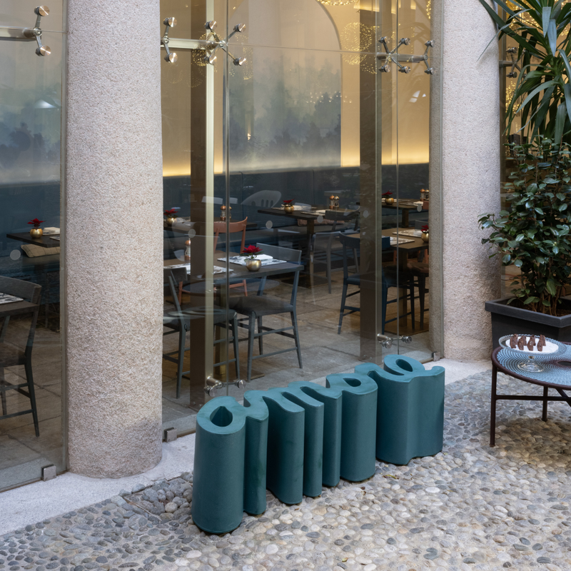 Giò Colonna Romanon suunnittelema sulavalinjainen AMORE OCEAN design penkki.