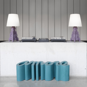 Giò Colonna Romanon suunnittelema sulavalinjainen AMORE OCEAN design penkki.