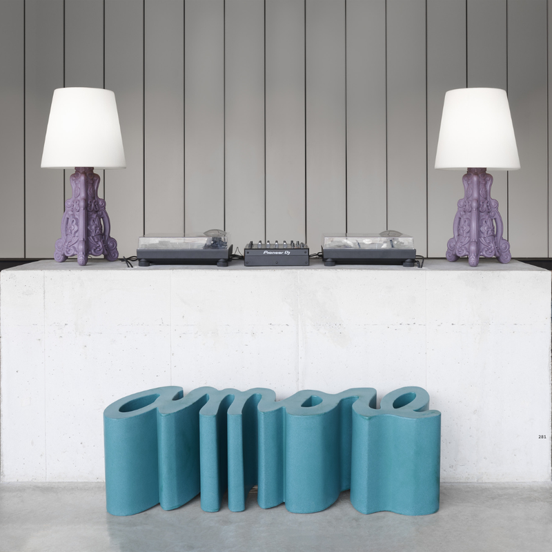 Giò Colonna Romanon suunnittelema sulavalinjainen AMORE OCEAN design penkki.