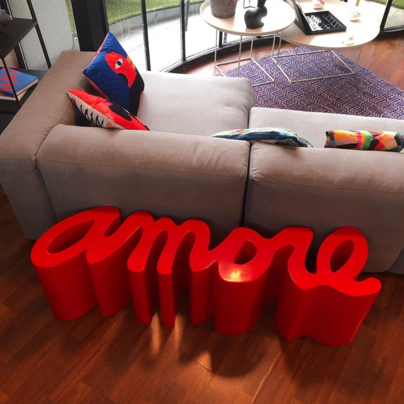 Giò Colonna Romanon suunnittelema sulavalinjainen AMORE design penkki.