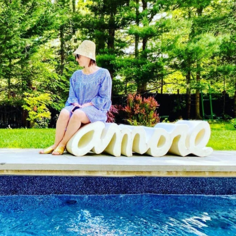 Giò Colonna Romanon suunnittelema sulavalinjainen AMORE design penkki.