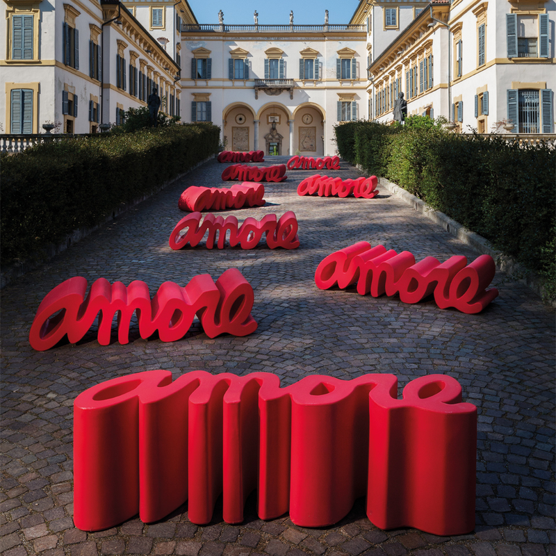 Giò Colonna Romanon suunnittelema sulavalinjainen AMORE design penkki.