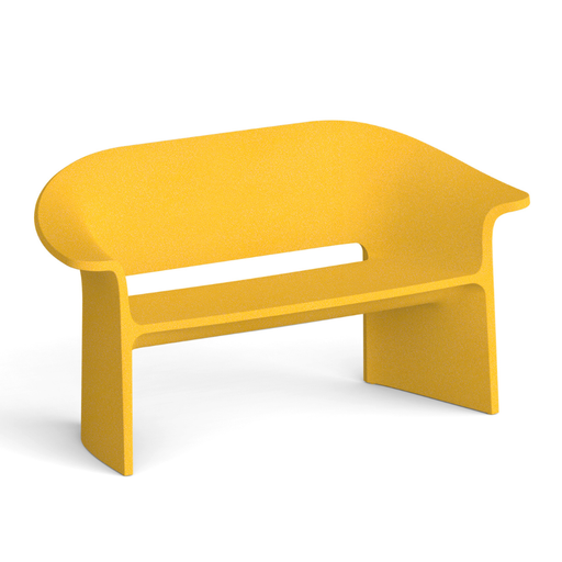 Tomek Rygalikin / Studio Rygalik suunnittelema ajaton ARMSTRONG Sohvan Beige-keltainen. Timeless ARMSTRONG Sofa designed by Tomek Rygalik / Studio Rygalik in Beige-yellow.