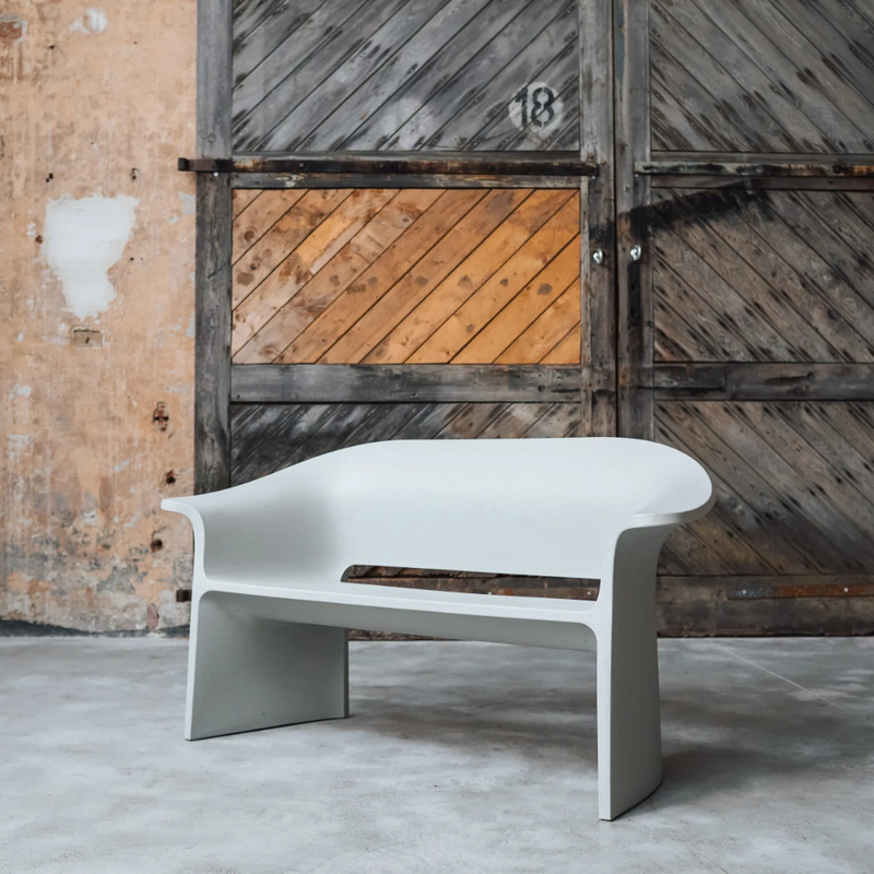 Tomek Rygalikin / Studio Rygalik suunnittelema ajaton ARMSTRONG Sohvan. Timeless ARMSTRONG Sofa designed by Tomek Rygalik / Studio Rygalik.