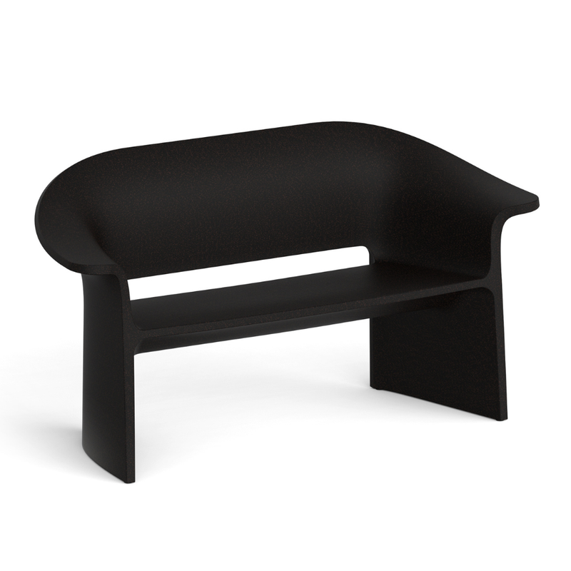 Tomek Rygalikin / Studio Rygalik suunnittelema ajaton ARMSTRONG Sohvan Ruskea-musta. Timeless ARMSTRONG Sofa designed by Tomek Rygalik / Studio Rygalik in Brown-black.
