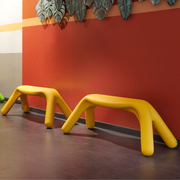 Giorgio Biscaron suunnittelema hauska ja sulavalinjainen ATLAS design penkki.