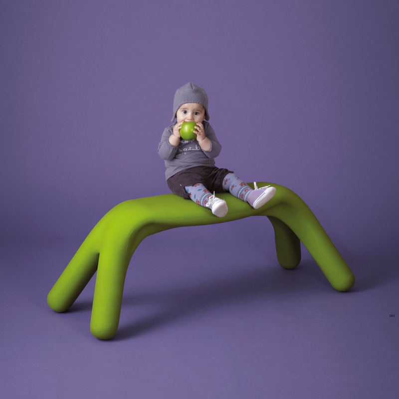 Giorgio Biscaron suunnittelema hauska ja sulavalinjainen ATLAS design penkki.