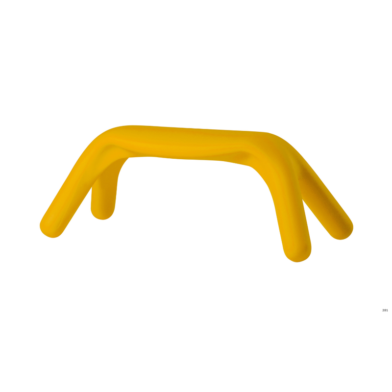 Giorgio Biscaron suunnittelema hauska ja sulavalinjainen ATLAS Keltainen Penkki Saffron Yellow värillä.