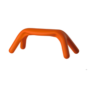 Giorgio Biscaron suunnittelema hauska ja sulavalinjainen ATLAS Oranssi Penkki Pumpkin Orange värillä.