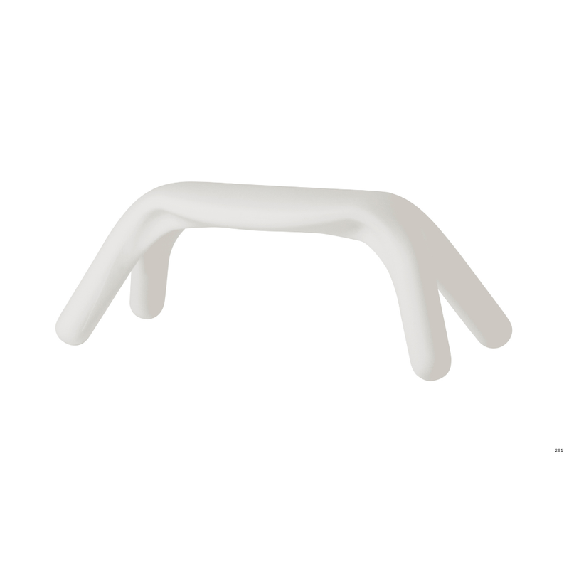 Giorgio Biscaron suunnittelema hauska ja sulavalinjainen ATLAS Valkoinen Penkki Milky White värillä.