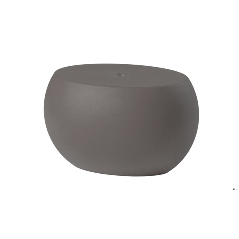 Karim Rashidin suunnittelema sulavalinjainen ovaalin mallinen BLOS Matala Harmaa pöytä Argil Grey värillä.