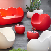 Karim Rashidin suunnittelema sulavalinjainen ovaalin mallinen BLOS Matala pöytä.