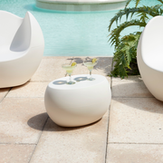 Karim Rashidin suunnittelema sulavalinjainen ovaalin mallinen BLOS Matala pöytä.