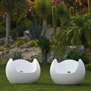 Karim Rashidin suunnittelema hauska pyöreälinjainen BLOS Nojatuoli.