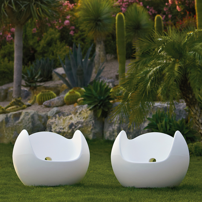 Karim Rashidin suunnittelema hauska pyöreälinjainen BLOS Nojatuoli.