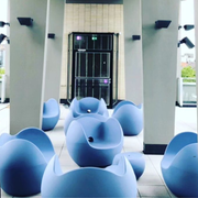 Karim Rashidin suunnittelema hauska pyöreälinjainen BLOS Nojatuoli.