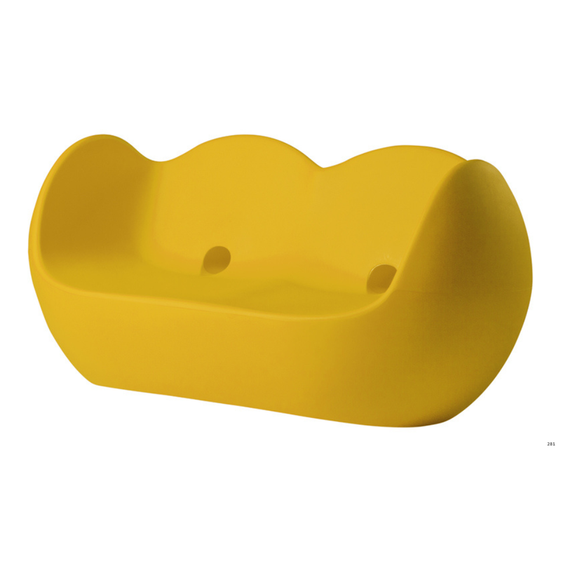 Karim Rashidin suunnittelema hauska pyöreälinjainen kahden istuttava BLOSSY Keltainen Sohva Saffron Yellow värisenä.