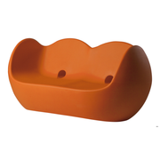 Karim Rashidin suunnittelema hauska pyöreälinjainen kahden istuttava BLOSSY Oranssi Sohva Pumpkin Orange värisenä.
