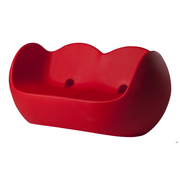 Karim Rashidin suunnittelema hauska pyöreälinjainen kahden istuttava BLOSSY Punainen Sohva Flame Red värisenä.