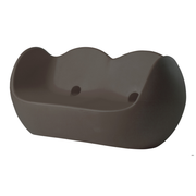 Karim Rashidin suunnittelema hauska pyöreälinjainen kahden istuttava BLOSSY Ruskea Sohva Chocolate Brown värisenä.