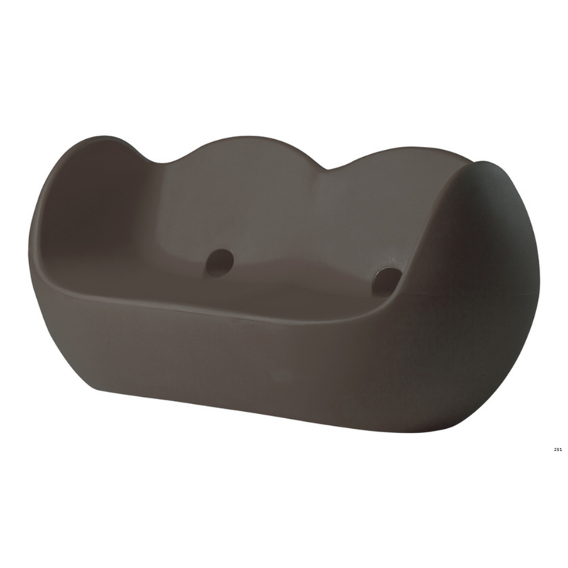 Karim Rashidin suunnittelema hauska pyöreälinjainen kahden istuttava BLOSSY Ruskea Sohva Chocolate Brown värisenä.