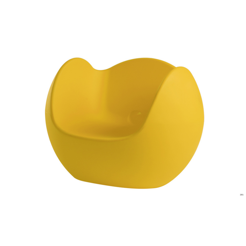 Karim Rashidin suunnittelema hauska pyöreälinjainen BLOS Keltainen Nojatuoli Saffron Yellow värisenä.