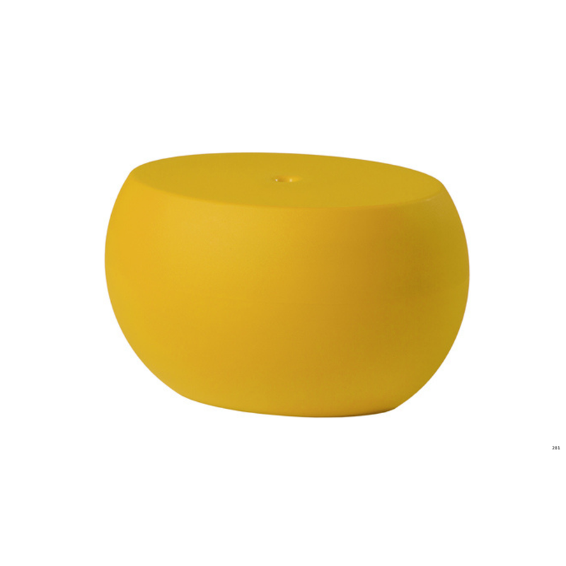 Karim Rashidin suunnittelema sulavalinjainen ovaalin mallinen BLOS Matala Keltainen pöytä Saffron Yellow värillä.