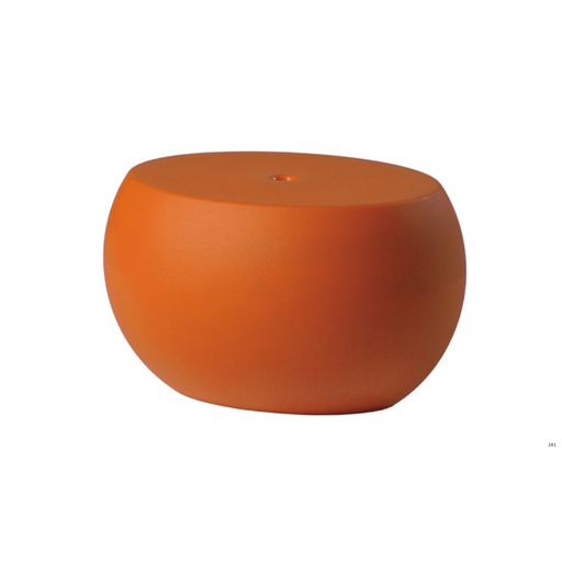 Karim Rashidin suunnittelema sulavalinjainen ovaalin mallinen BLOS Matala Oranssi pöytä Pumpkin Orange värillä.