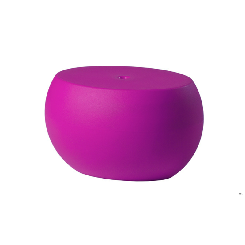 Karim Rashidin suunnittelema sulavalinjainen ovaalin mallinen BLOS Matala Pinkki pöytä Sweet Fuchsia värillä.