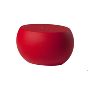 Karim Rashidin suunnittelema sulavalinjainen ovaalin mallinen BLOS Matala Punainen pöytä Flame Red värillä.