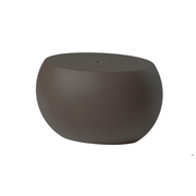 Karim Rashidin suunnittelema sulavalinjainen ovaalin mallinen BLOS Matala Ruskea pöytä Chocolate Brown värillä.