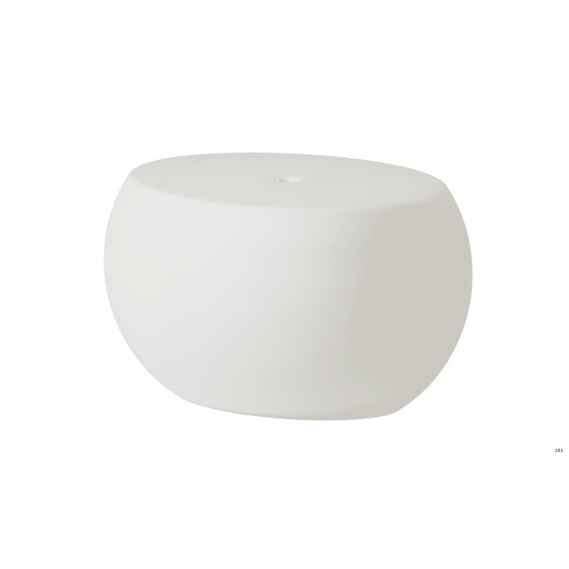 Karim Rashidin suunnittelema sulavalinjainen ovaalin mallinen BLOS Matala Valkoinen pöytä Milky White värillä.