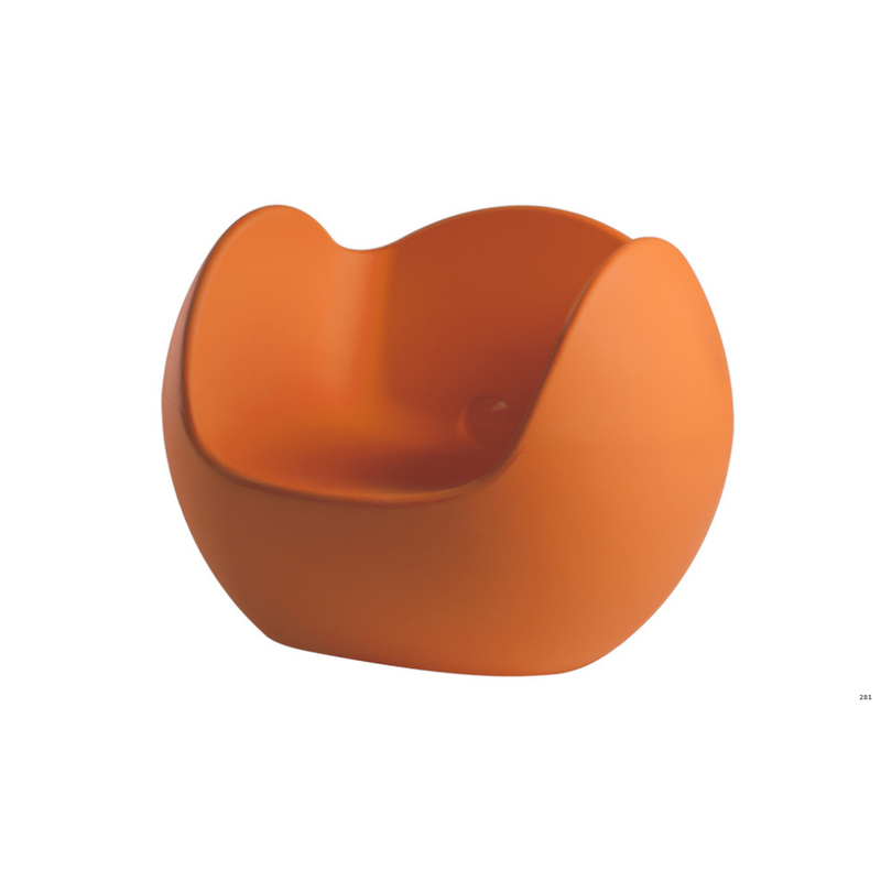 Karim Rashidin suunnittelema hauska pyöreälinjainen BLOS Oranssi Nojatuoli Pumpkin Orange värisenä.