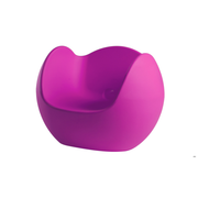 Karim Rashidin suunnittelema hauska pyöreälinjainen BLOS Pinkki Nojatuoli Sweet Fuchsia värisenä.