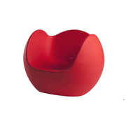 Karim Rashidin suunnittelema hauska pyöreälinjainen BLOS Punainen  Nojatuoli Flame Red värisenä.