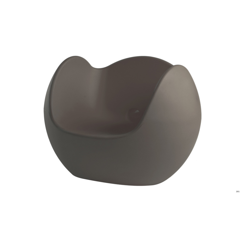 Karim Rashidin suunnittelema hauska pyöreälinjainen BLOS Ruskea Nojatuoli Chocolate Brown värisenä.