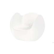 Karim Rashidin suunnittelema hauska pyöreälinjainen BLOS Valkoinen Nojatuoli Milky White värisenä.