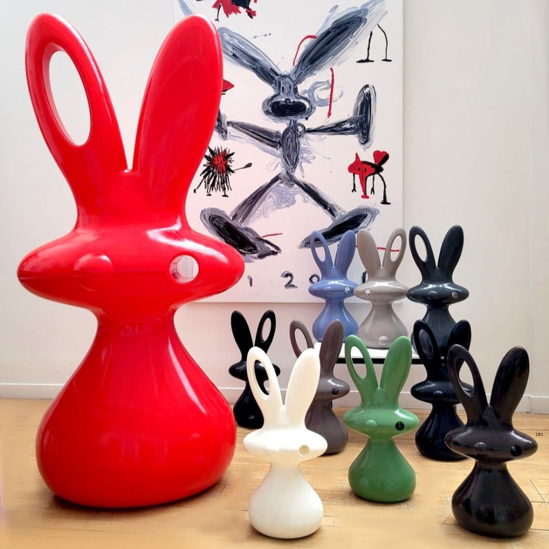 Aki Kurodan suunnittelema ihastuttava ja hauska pienempi BUNNY ja suurempi COSMO BUNNY Koristepatsas.