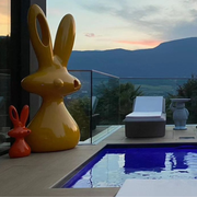 Aki Kurodan suunnittelema ihastuttava ja hauska pienempi BUNNY ja suurempi COSMO BUNNY Koristepatsas.