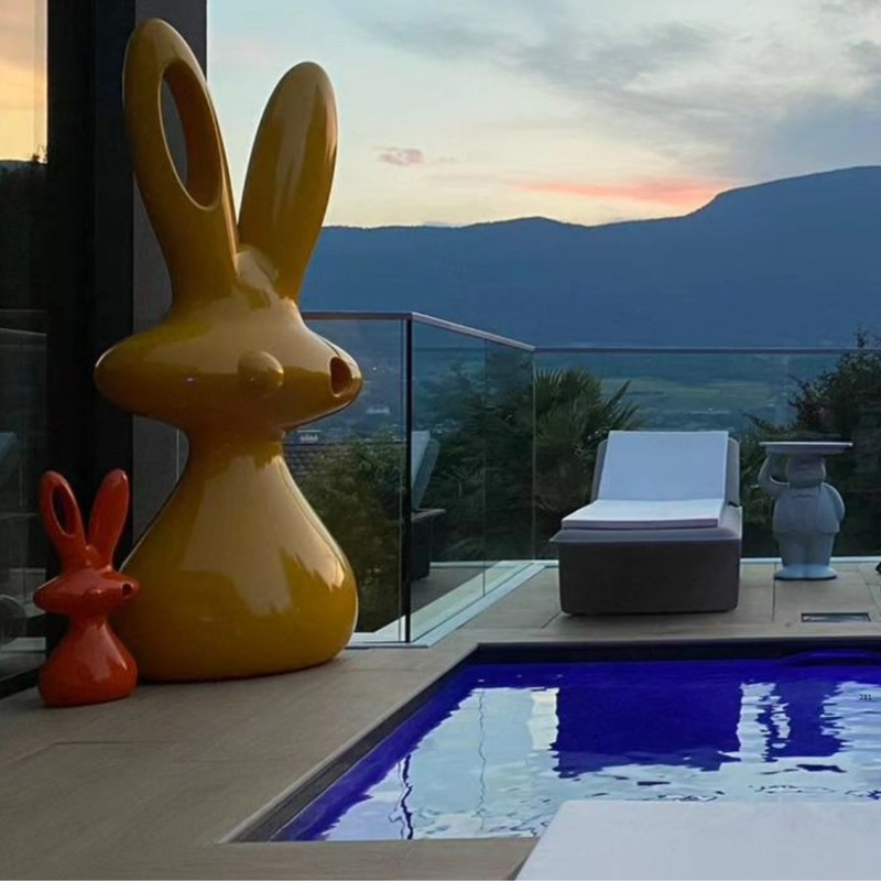 Aki Kurodan suunnittelema ihastuttava ja hauska pienempi BUNNY ja suurempi COSMO BUNNY Koristepatsas.