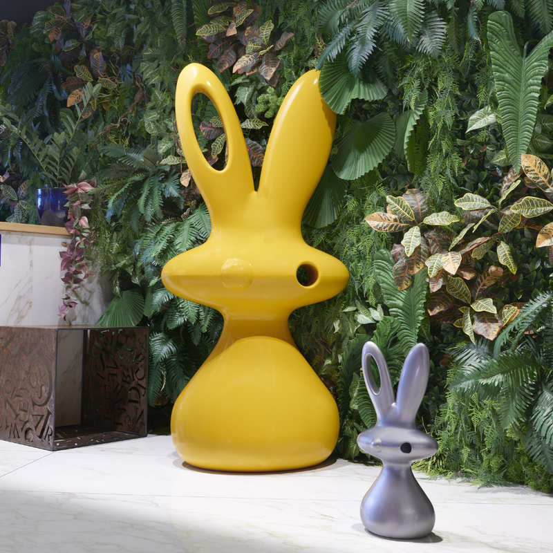 Aki Kurodan suunnittelema ihastuttava ja hauska pienempi BUNNY ja suurempi COSMO BUNNY Koristepatsas.