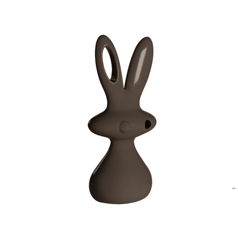 Aki Kurodan suunnittelema ihastuttava ja hauska BUNNY / COSMO BUNNY Ruskea Koristepatsas Chocolate Brown värillä.