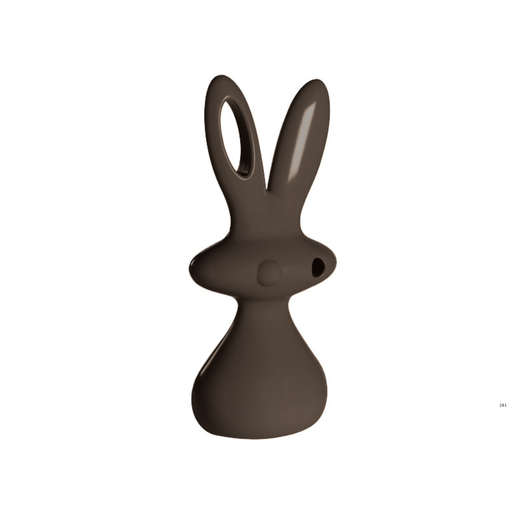 Aki Kurodan suunnittelema ihastuttava ja hauska BUNNY / COSMO BUNNY Ruskea Koristepatsas Chocolate Brown värillä.