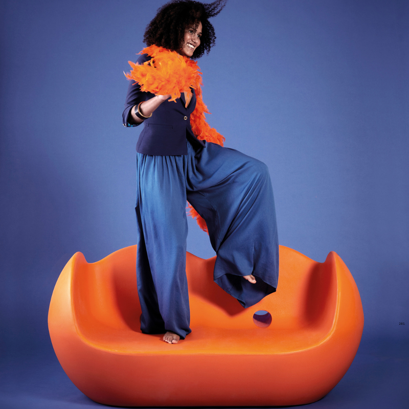 Karim Rashidin suunnittelema hauska pyöreälinjainen kahden istuttava BLOSSY Sohva.