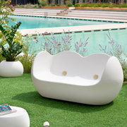 Karim Rashidin suunnittelema hauska pyöreälinjainen kahden istuttava BLOSSY Sohva.