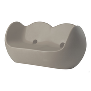 Karim Rashidin suunnittelema hauska pyöreälinjainen kahden istuttava BLOSSY Harmaa Sohva Dove Grey värisenä.