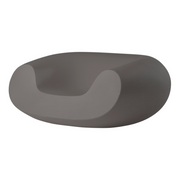 Italo Pertichinin suunnittelema sulavalinjainen CHUBBY Lounge design tuoli Argil Grey värillä.