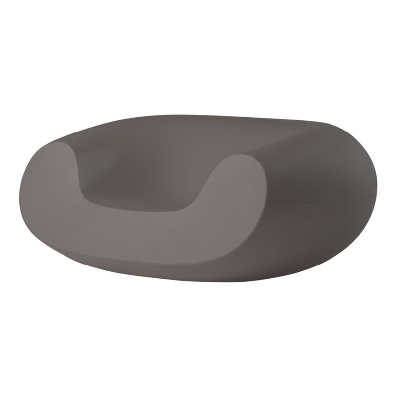 Italo Pertichinin suunnittelema sulavalinjainen CHUBBY Lounge design tuoli Argil Grey värillä.