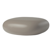 Marcel Wandersin suunnittelema sulavalinjainen CHUBBY LOW Matala design pöytä / Rahi Dove Grey värillä.